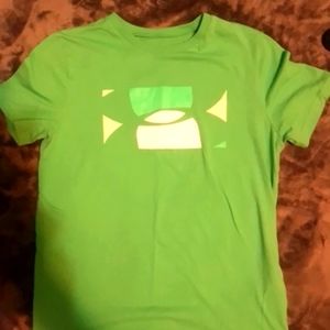 Boys under armour green t-shirt with white letter.  Youth XL like new. No stains